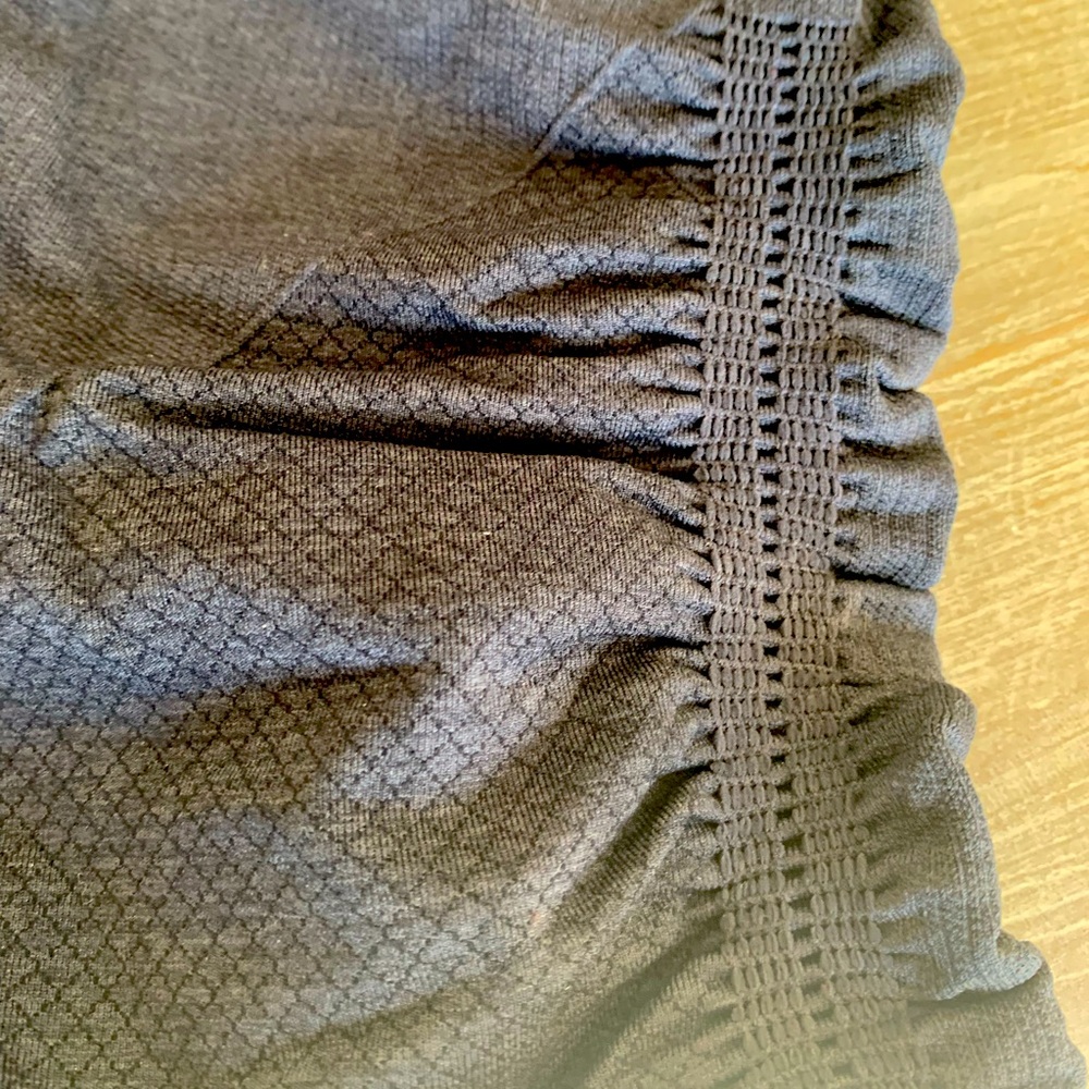 SZ 4 Lululemon Black Wunder Under
Capri Length - Picture 3 of 3